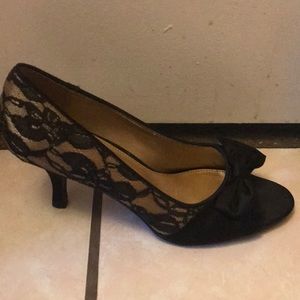 Fioni black lace w gold and bow heels size 9